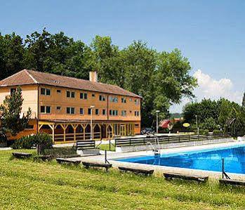 Sporthotel Barborka Hluboká nad Vltavou Exterior foto